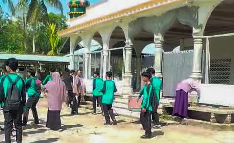 Peringati Hardiknas, Keluarga Besar SMAN 1 Kuta Makmur Gelar Aksi Bersih Lingkungan dan Masjid Babul Falah